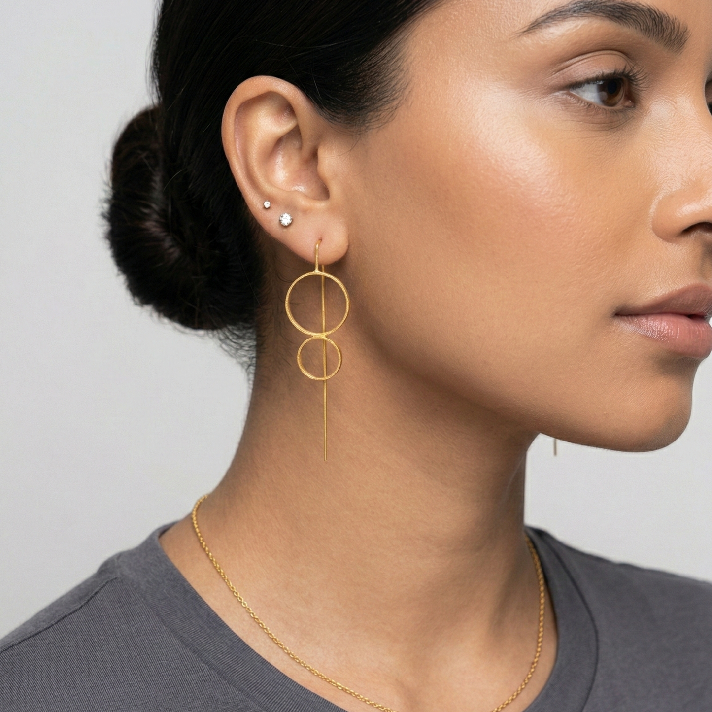 8 stick hoop earring in gold for women.
