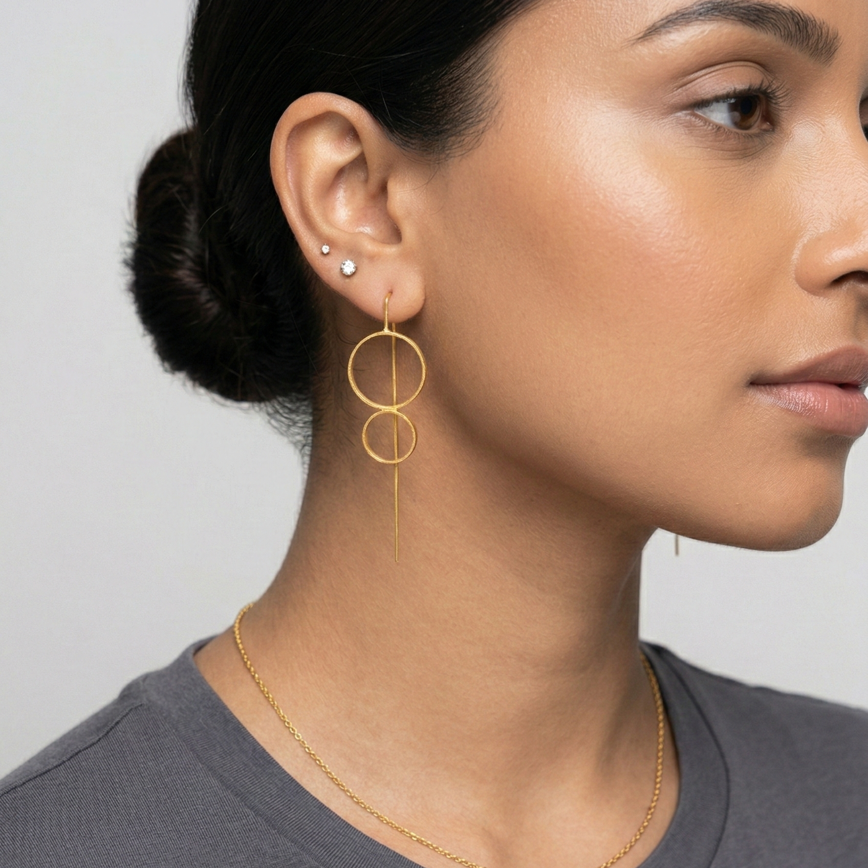 8 stick hoop earring in gold for women.