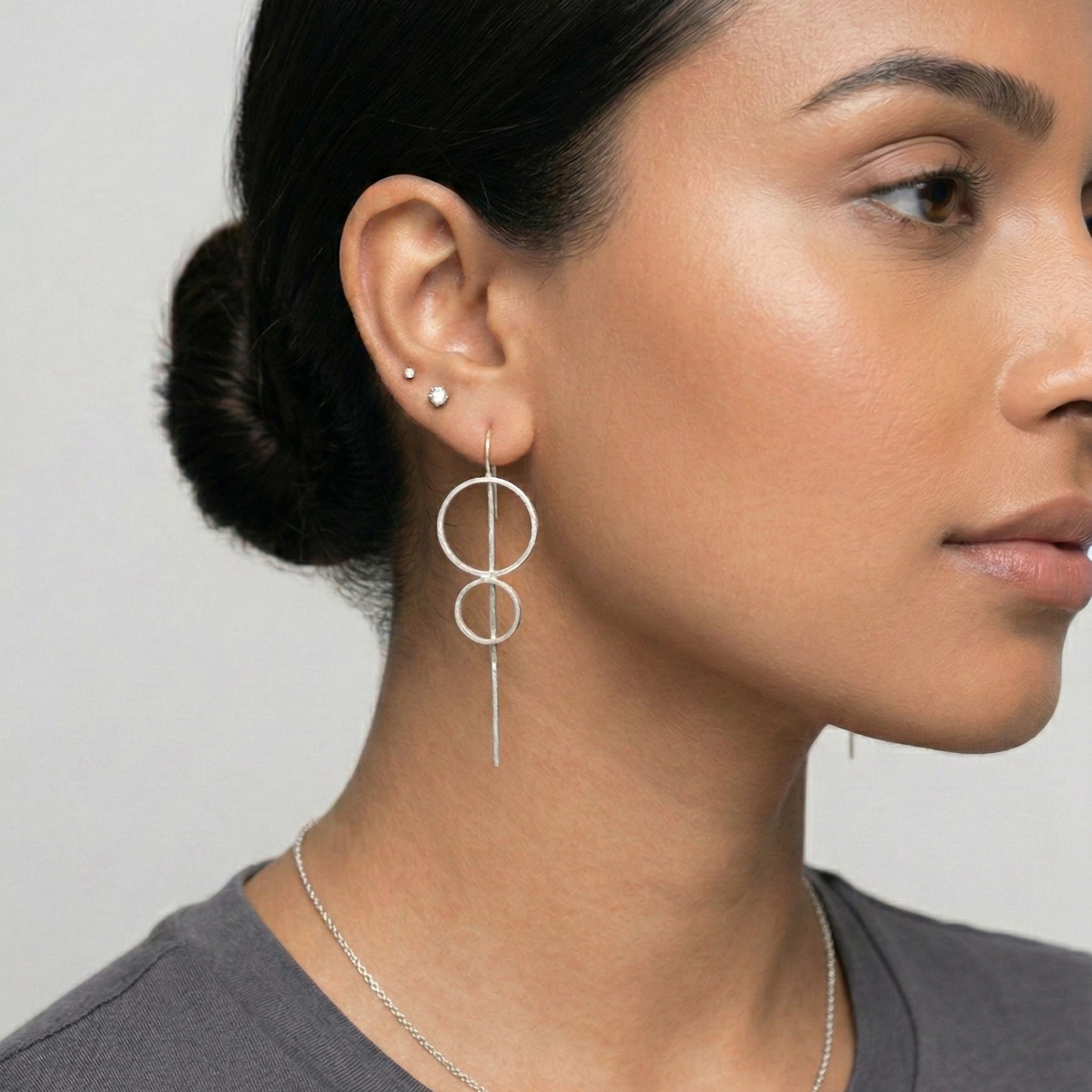 8 stick hoop earring in silver on a woman